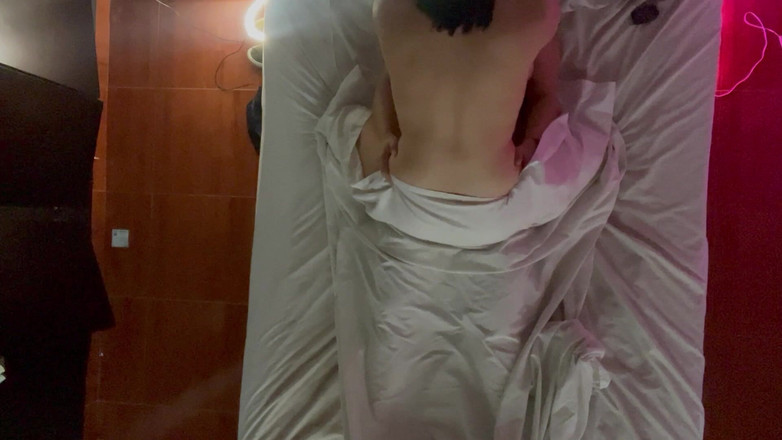 zoemelissa: Aksi hot lesbian yang mengungsi ke bawah selimut dan berujung...