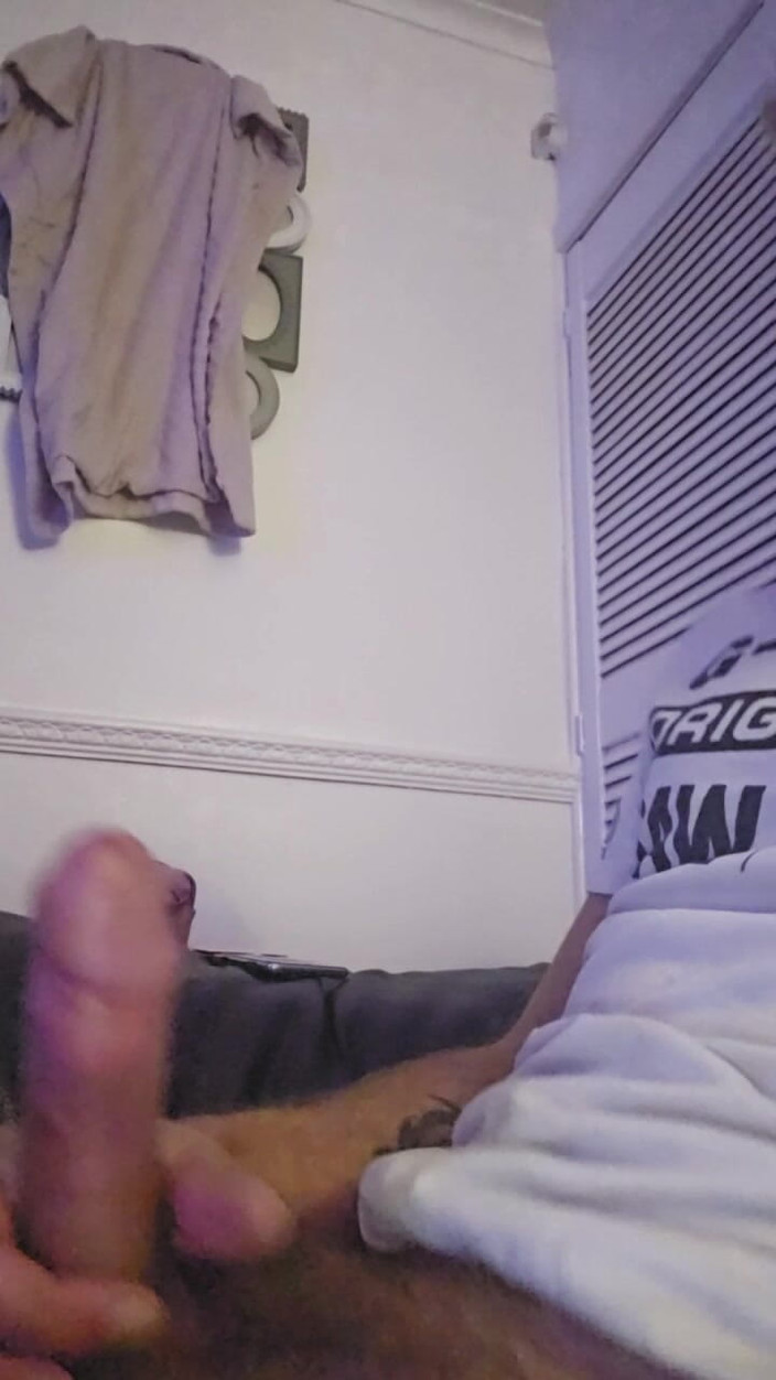 Smoking stoker: Büyük yarakla mastürbasyon yapıyor