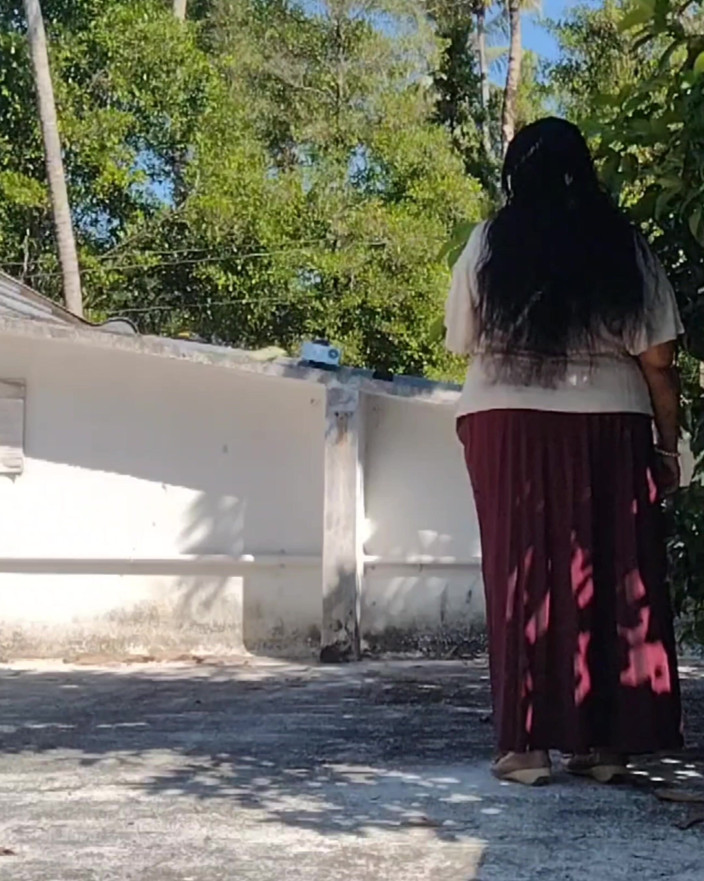 Anne ipe desi: Indian Girl in Red Skirt and White Top