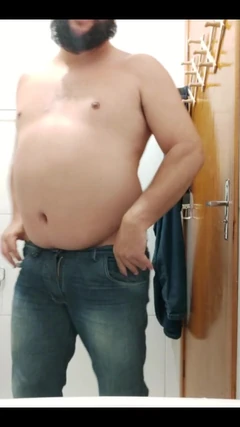 穿着牛仔裤的男人是如此性感！
