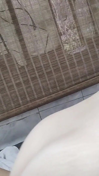 他整晚都坐在他情人的身上