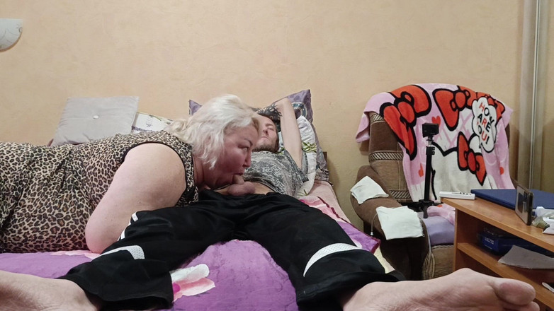 Zona901: Oväntad djup avsugning från styvmamma med sperma i munnen och...