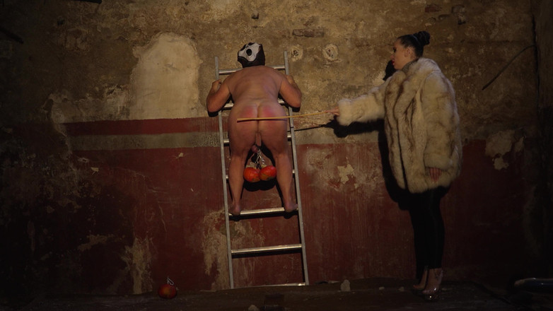 Miss Alessa Milano: Zweep en CBT op ladder