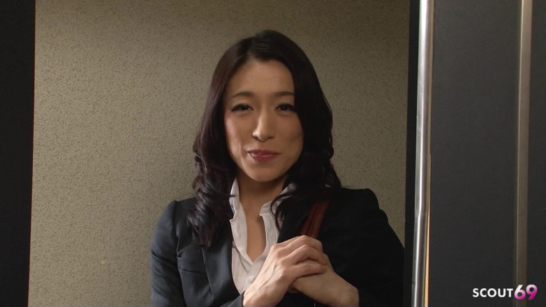 Asian porn collection: L'insegnante matura ninfomane giapponese seduce un grosso cazzo da scopare...