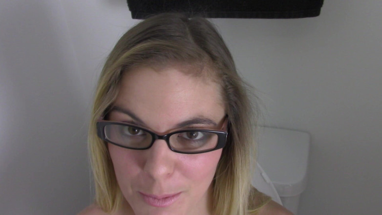 Fuzzy peach productions: Pipe taquine dans les toilettes avec Kendra Lynn