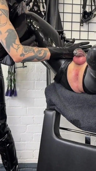 Anales Traning des Gummi-Gimp auf dem Frauenstuhl