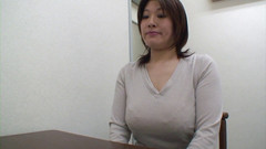 Asiatiques: Bustyアジアの成熟した取得彼女の女玩具で鋳造