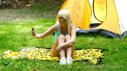 Old Goes Young: Starší muž potěší čerstvou blondýnku na otevřeném prostranství