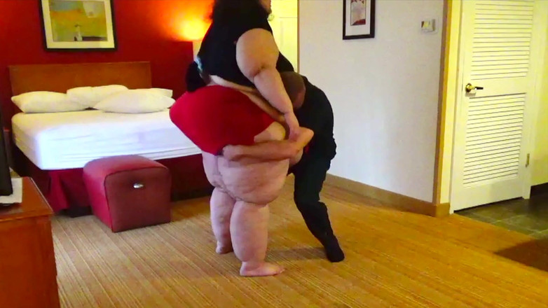 Full Weight Productions: Nora si zajezdí, je "zvednuta" a rozbije mu světla