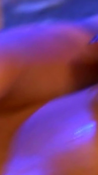 Orgía De Juguete Bajo Luces Púrpuras - Cuatro Chicas Se Vuelven Locas