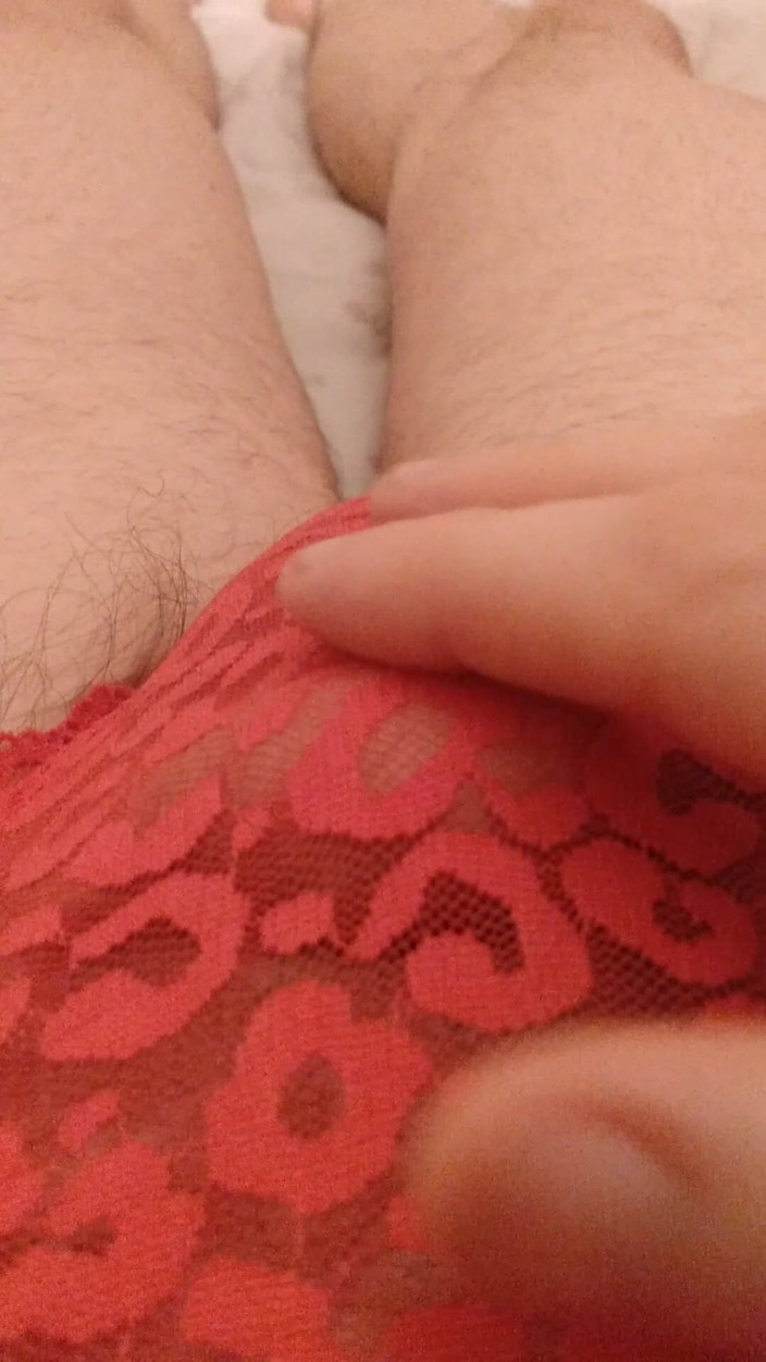 Cindy Belfast: Cindy se caresse le clito du boi avec un plug...