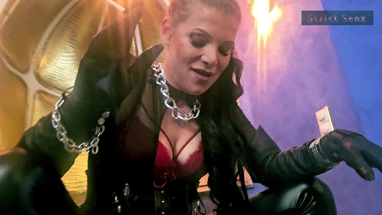 Strict Senz: Stina Stone femdom kouření lidský popelník plivající ponížení německé paní...