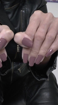 Lady Victoria Valente - schöne Hände, Kakao-Fingernägel, JOI mit Nippelbehandlung und alternierender Hodendehnung
