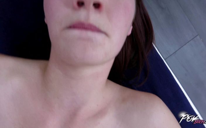 POV Bitch: Татуированная брюнетка получает кримпай в видео от первого лица