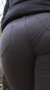 Sexy pawg milf škádlí její viditelnou kalhotkovou linku v parku