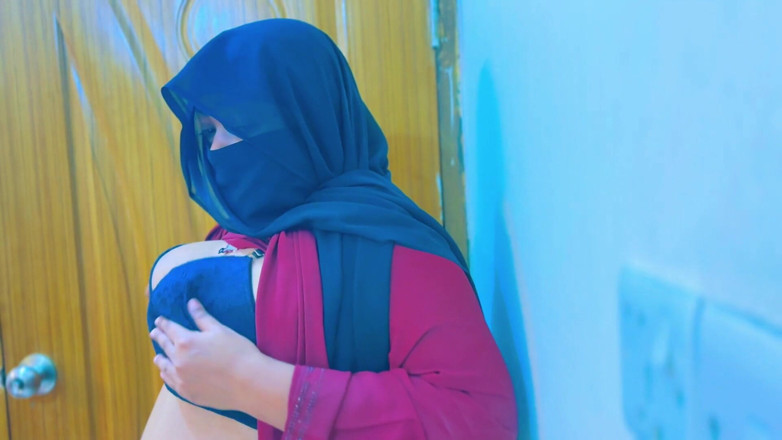 Aria Mia: Egyptská sexy služka dostane super nadrženou a začít Masturbat v...