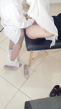 Un doctor care efectuează un examen de prostată ajunge să bage un vibrator legat în curul pacientului.