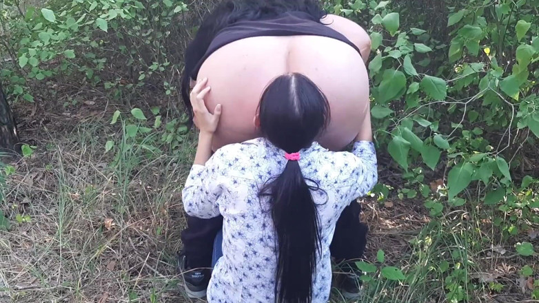 Lesbian-illusion: Người lạ liếm âm hộ và đít của tôi trong rừng