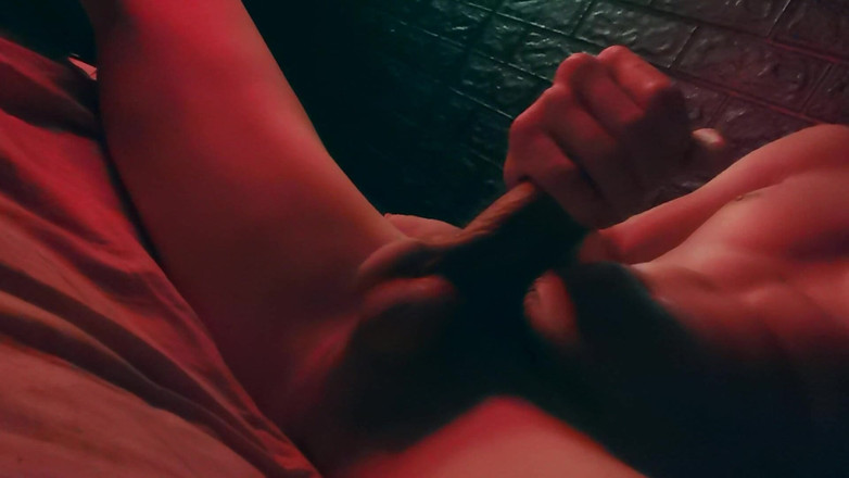 SEXY_GUYBEST: Sehr leidenschaftlich masturbiert einen riesigen schwanz in der Nacht und...