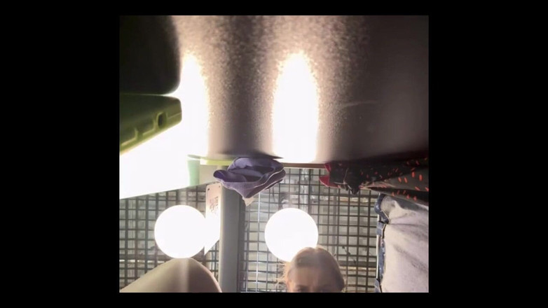 JuiceLussie: Veřejná masturbace. Dvojitá penetrace v šatně