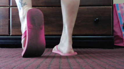 Abby Anna: Des tongs roses sales et usés