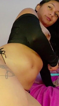 手指屁股裸体表演娇小的拉丁女郎
