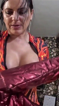Fetiș în costum roșu din nailon, tachinare cu chiloți intrați în pizdă, muie profundă și spermă pe My Downjacket