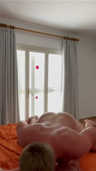 Používá ho jako šukací hračku
