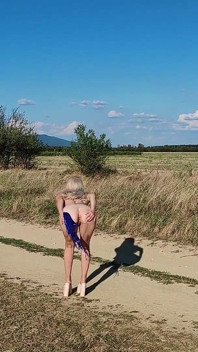 La piccola puttana si masturba sulla strada