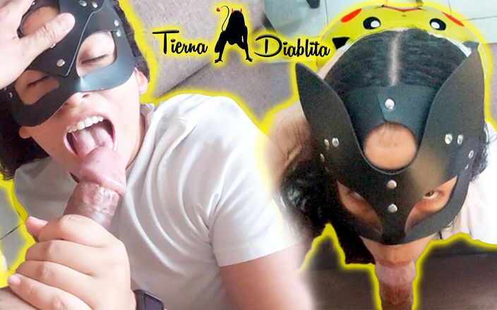 Tierna Diablita: ピカチュウファンの女の子は、彼女の顔に彼の精液を受け取るために彼のコックをむさぼり食います