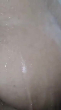 Une belle-mère prend une douche avec ses seins sexy et sa chatte sexy