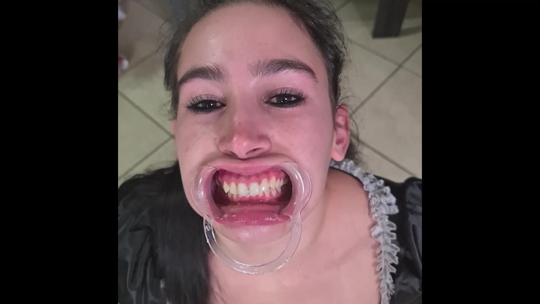 domslutfucker: Французька покоївка намагається проковтнути власну сечу через рестлор для губ