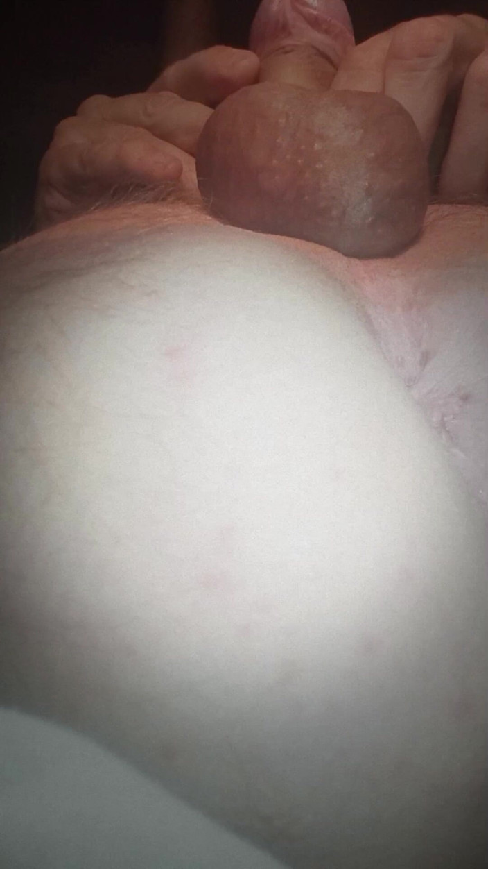 White Ukrainian Dick: En vacker anus reagerar på en avrunkning av en kuk!