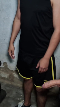 Mon demi-frère et moi sommes allés à la salle de sport juste pour baiser mon prof sexy