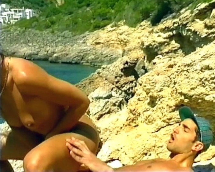 Hardcore German Club: Немецкая сводная сестренка ублажает сводного братца в отпуске