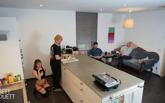 BettDuett: Ngentot di dapur di depan teman-teman!!