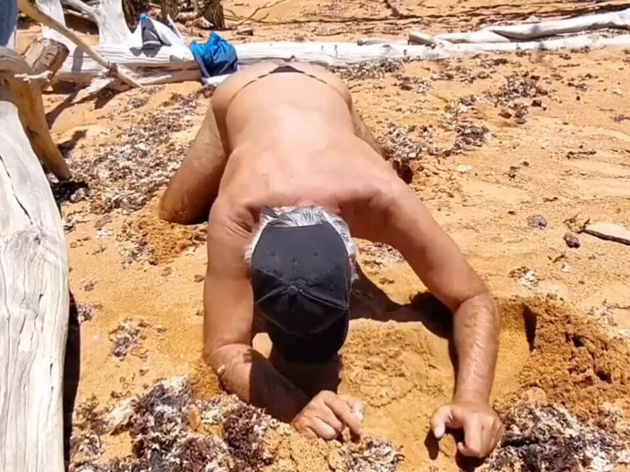 Ladysilvas: ビーチでセクシーなパンティ姿のレディシルバが熱いお尻を見せる