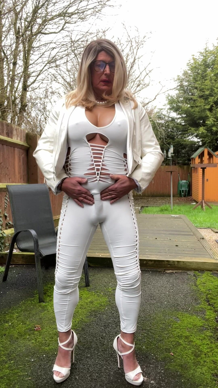 Kellycd2022: アマチュア女装者 Kellycd2022 白いジャンプスーツで屋外でオナニーするセクシーな熟女