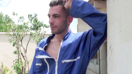 Crunch Boy: Heteroseksüel işçi açık havada bahçede eşcinsel bir ibneyi sikiyor