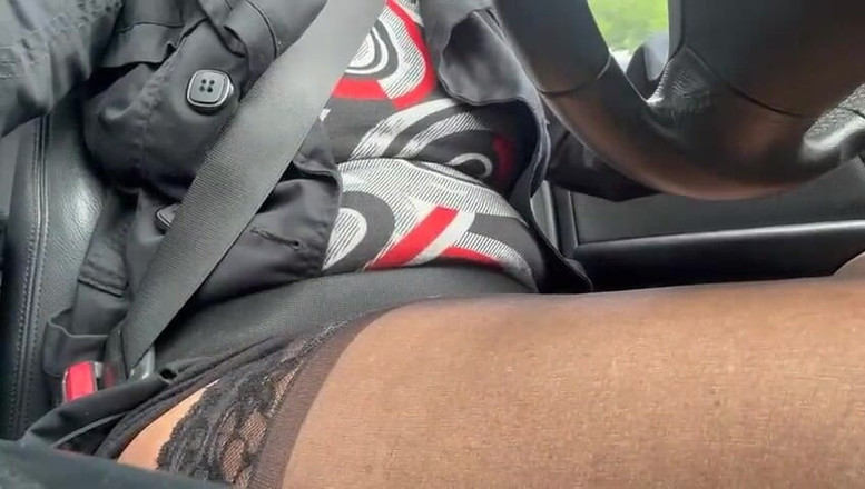 Step Mommy: Tante seksi dengan stoking seksi kepergok di balik kemudi mobil...