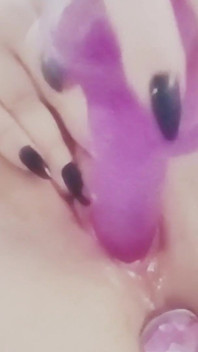 Joi ngentot aku dan crot bareng aku! Istri nakal yang lagi sange ini suka banget dientot habis-habisan sama kontol besar sampai mengerang keenakan!