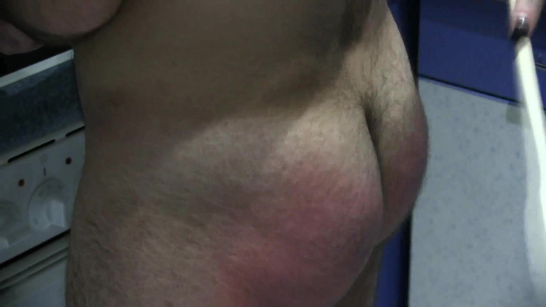 Femdom Austria: Đánh anh ta bằng thìa gỗ để nấu ăn tốt hơn