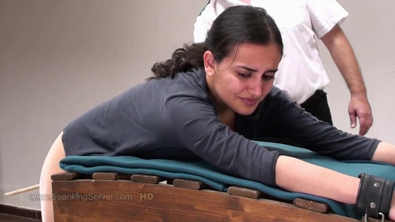 Spanking Server: Yasmeena azotada en prisión
