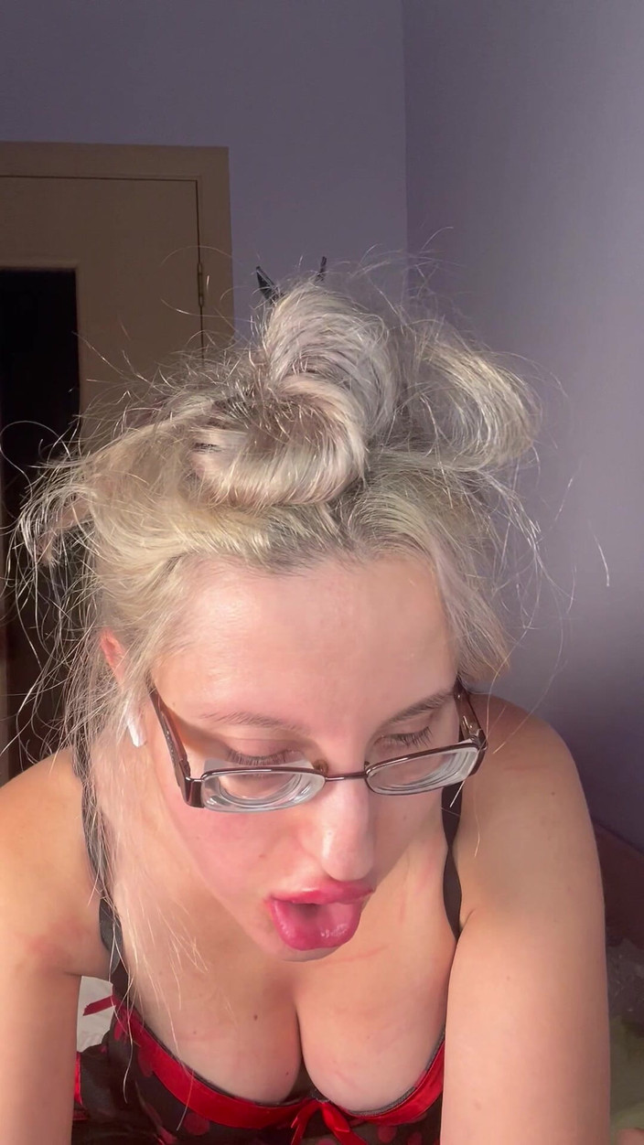 FinDom Goaldigger: 戴绿帽子的私人摄像头崇拜 - 戴着厚眼镜的女神，湿润的嘴唇和舌头深喉假阳具，同时为绿帽男戏弄奶子