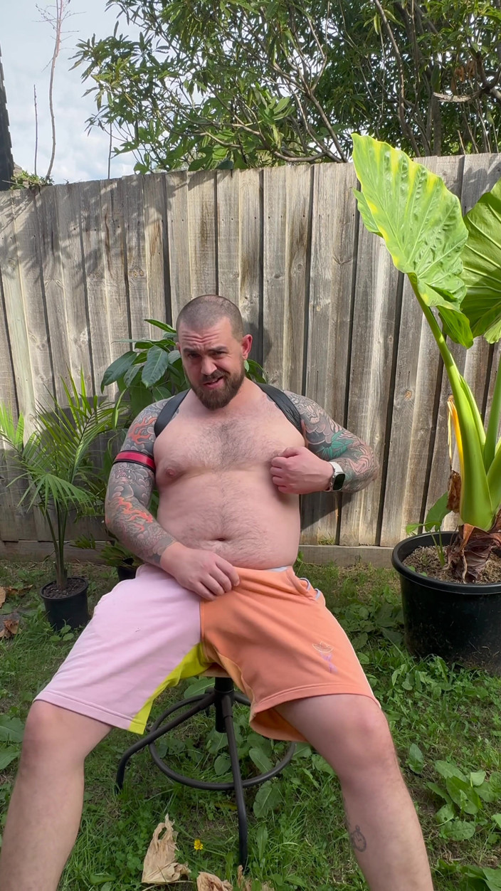 Keller Wolfe: 裏庭でディルドに乗るスタッド