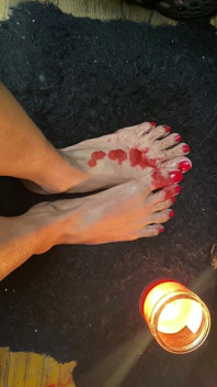 Piedini davvero belli con dita rosse lunghe e cera di candela
