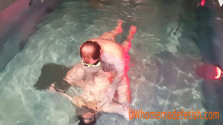 UW Homemade Fetish: 水中でのアリアのパワフルオーガズム
