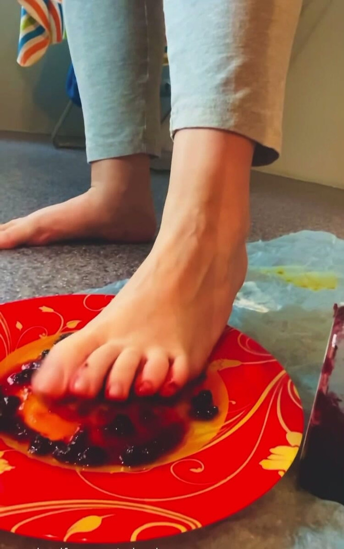 VikkiGeorgia: Food Foot Play