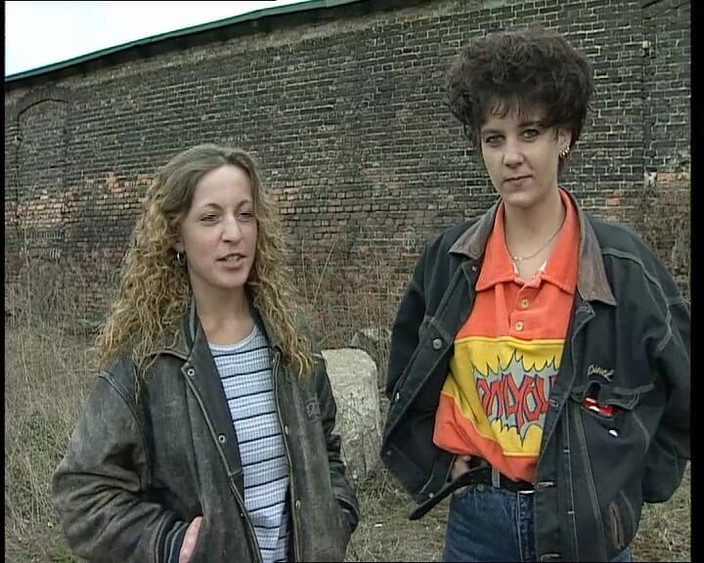 YOUR FIRST PORN: Збочені зведені сестри змагаються в дрочці