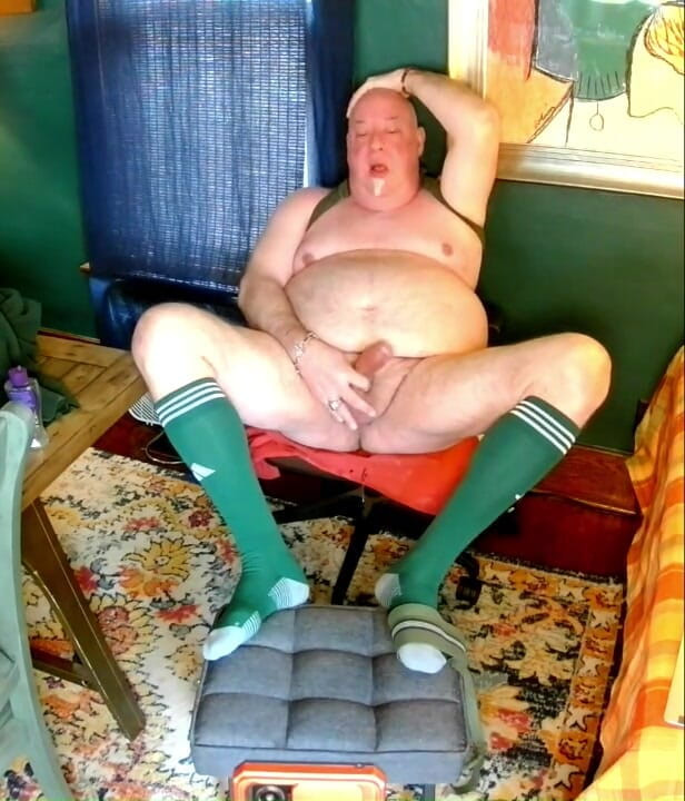 beardaddychub: Jerk off in Green!